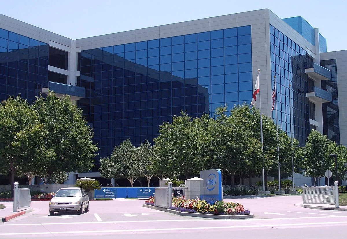 Штаб-квартира Intel в Калифорнии, фото [Wikimedia Commons](https://commons.wikimedia.org/wiki/Main_Page)