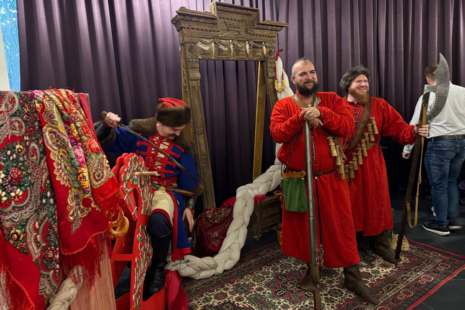 Казаки — радушные, любят перекусить и поголосить.
Фотограф: Дмитрий Бублицкий