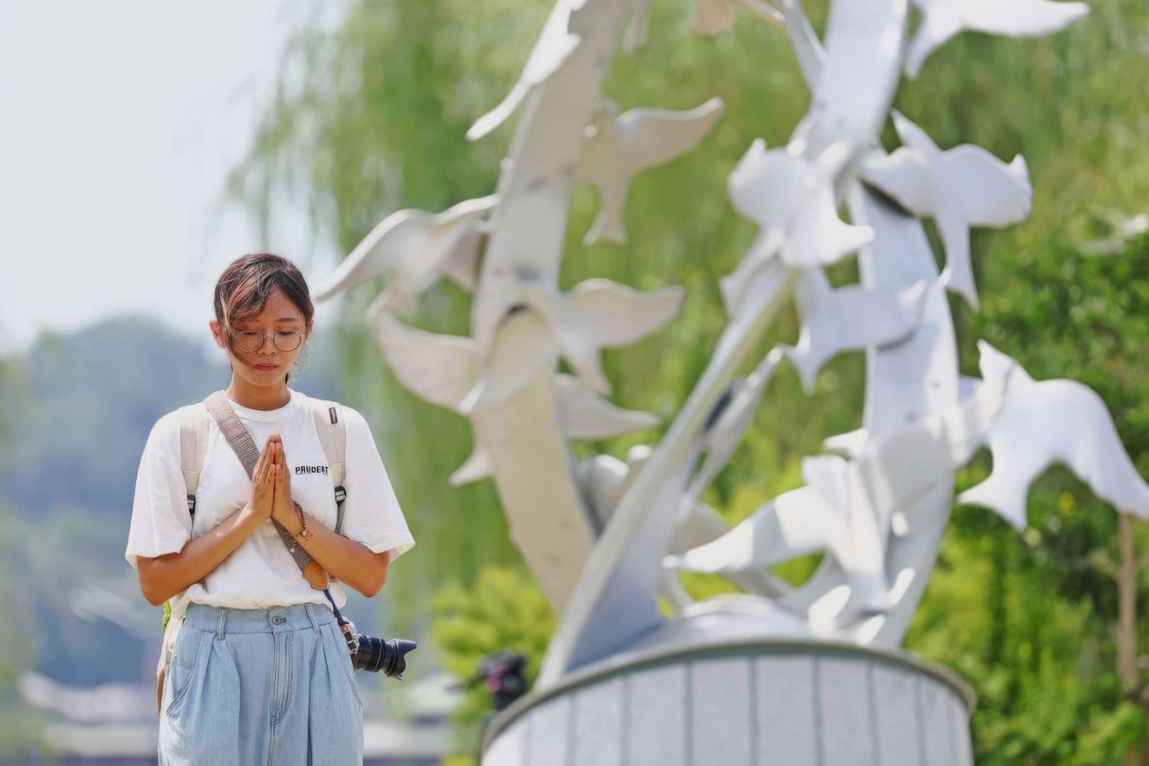 «Памятник, соединяющий волю» был открыт 14 июля 2024 года и представляет собой 36 птиц, машущих крыльями, символизирующих 36 жертв пожара.

Источник: Getty Images