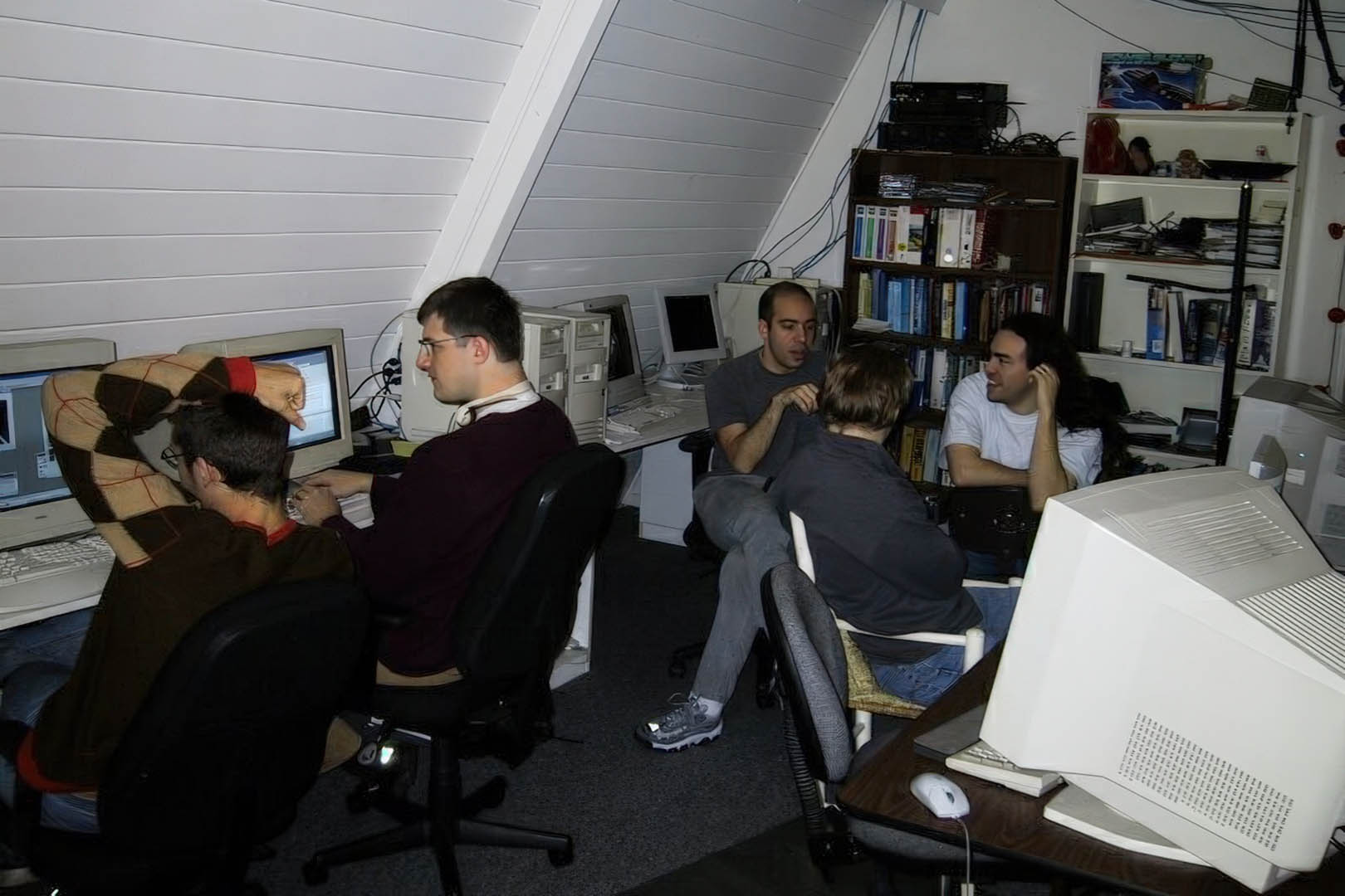 Нет, это не сходка друзей в компьютерном клубе.

Источник: Habr.com