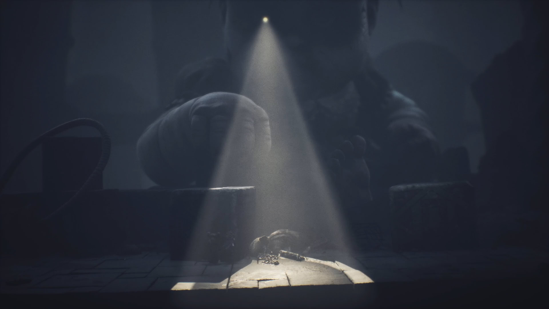 Первое агрессивно-настроенное существо, встречаемое в игре, имеет, пожалуй, самый запонимающийся образ.
Источник: видеоигра Little Nightmares 3