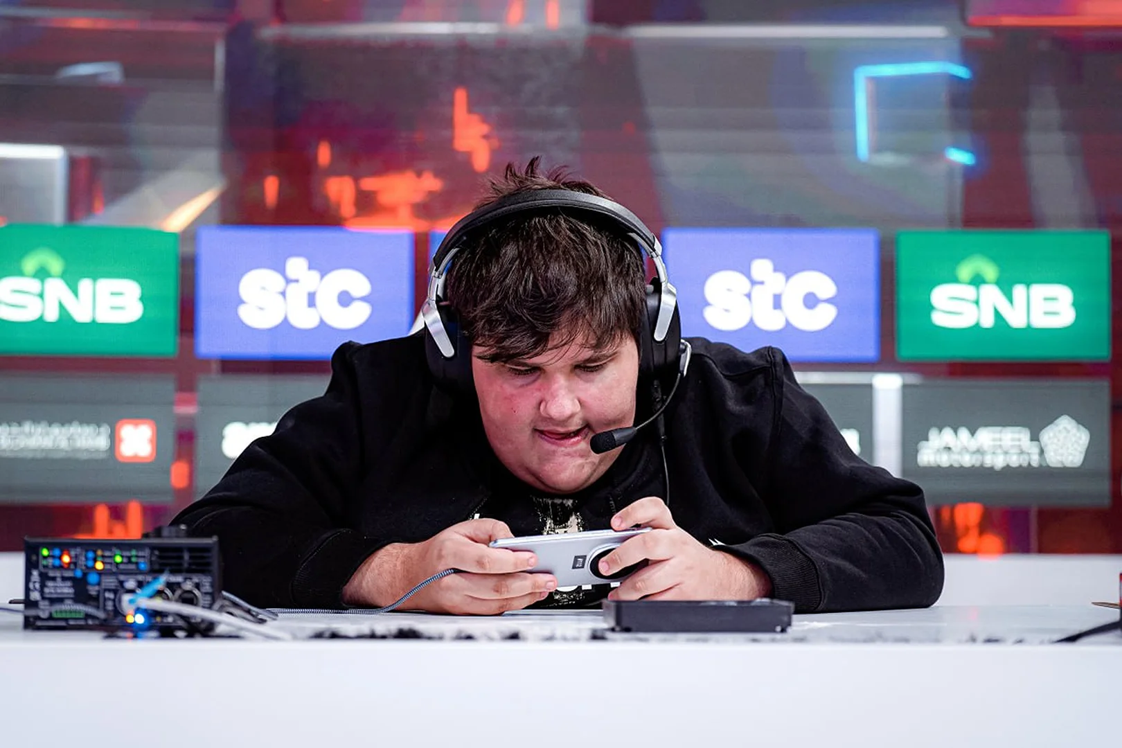 Две команды из нашего региона на мировой арене: как Virtus.pro и Team Spirit покоряли Esports World Cup 2025 в Mobile Legends