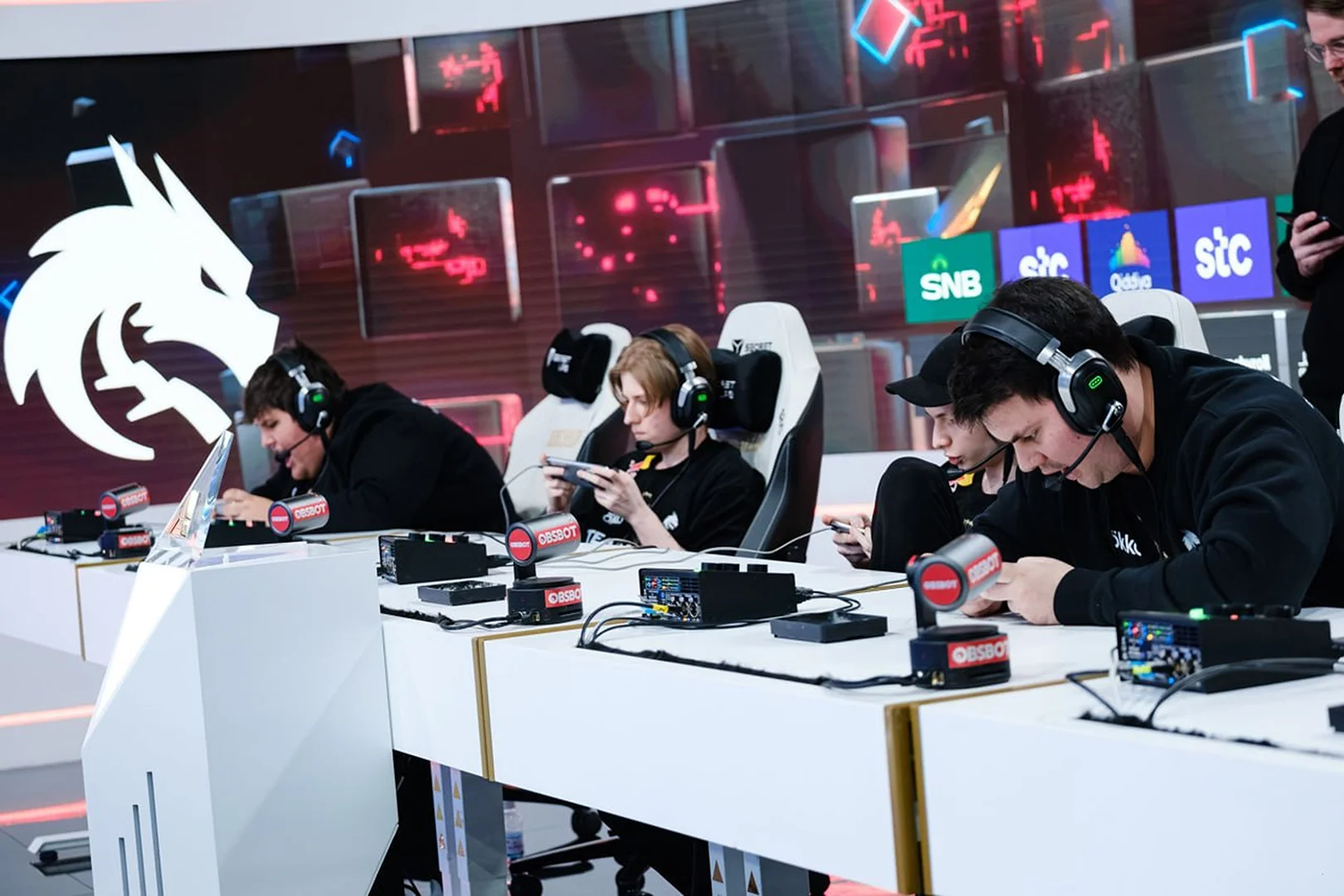 Две команды из нашего региона на мировой арене: как Virtus.pro и Team Spirit покоряли Esports World Cup 2025 в Mobile Legends