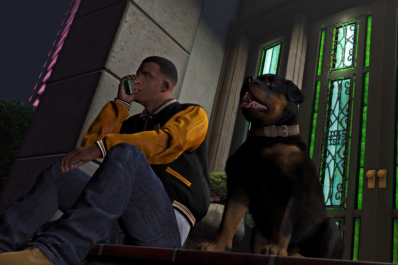 У Франклина есть ротвейлер Чоп, взаимодействия с которым гораздо меньше, чем хотелось бы. Через приложение iFruit для iOS пса можно кое-как выдрессировать, если привязать устройство и консоль к Rockstar Social Club. Только сомнительное это баловство.
Источник: видеоигра Grand Theft Auto V