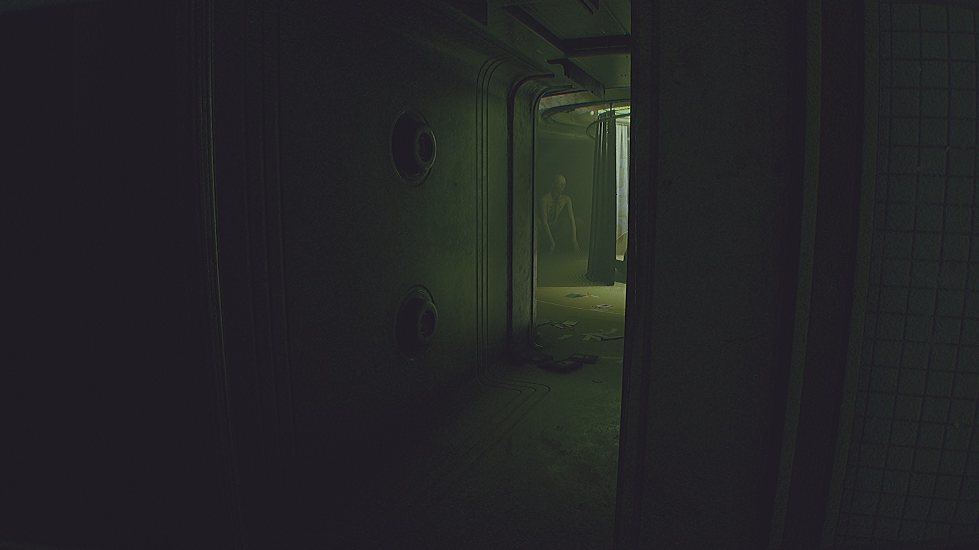 Сидит. Ждёт.

Источник: видеоигра Routine