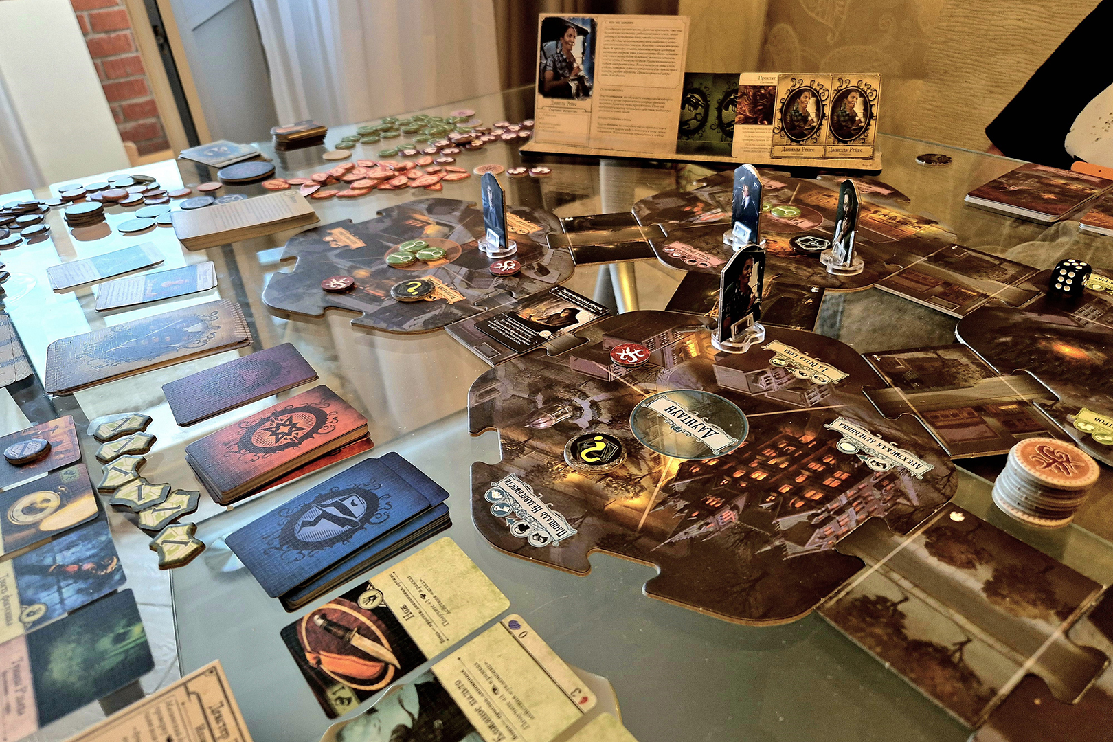 Игроков может быть целых шесть.

Источник: настольная игра «Ужас Аркхэма»