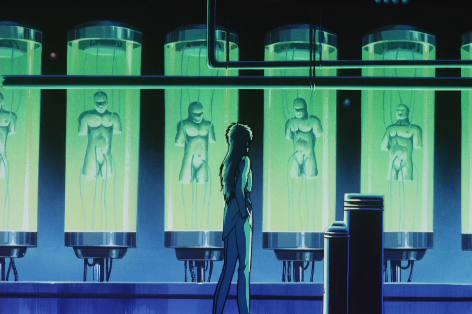 Аниме отметили рейтингом «18+» — за кровь, мат и мрачный сарказм, но именно это сделало его по-настоящему живым. Кибергород Эдо 808 стал вызовом цензуре и шаблонам индустрии.

Источник: студия Madhouse