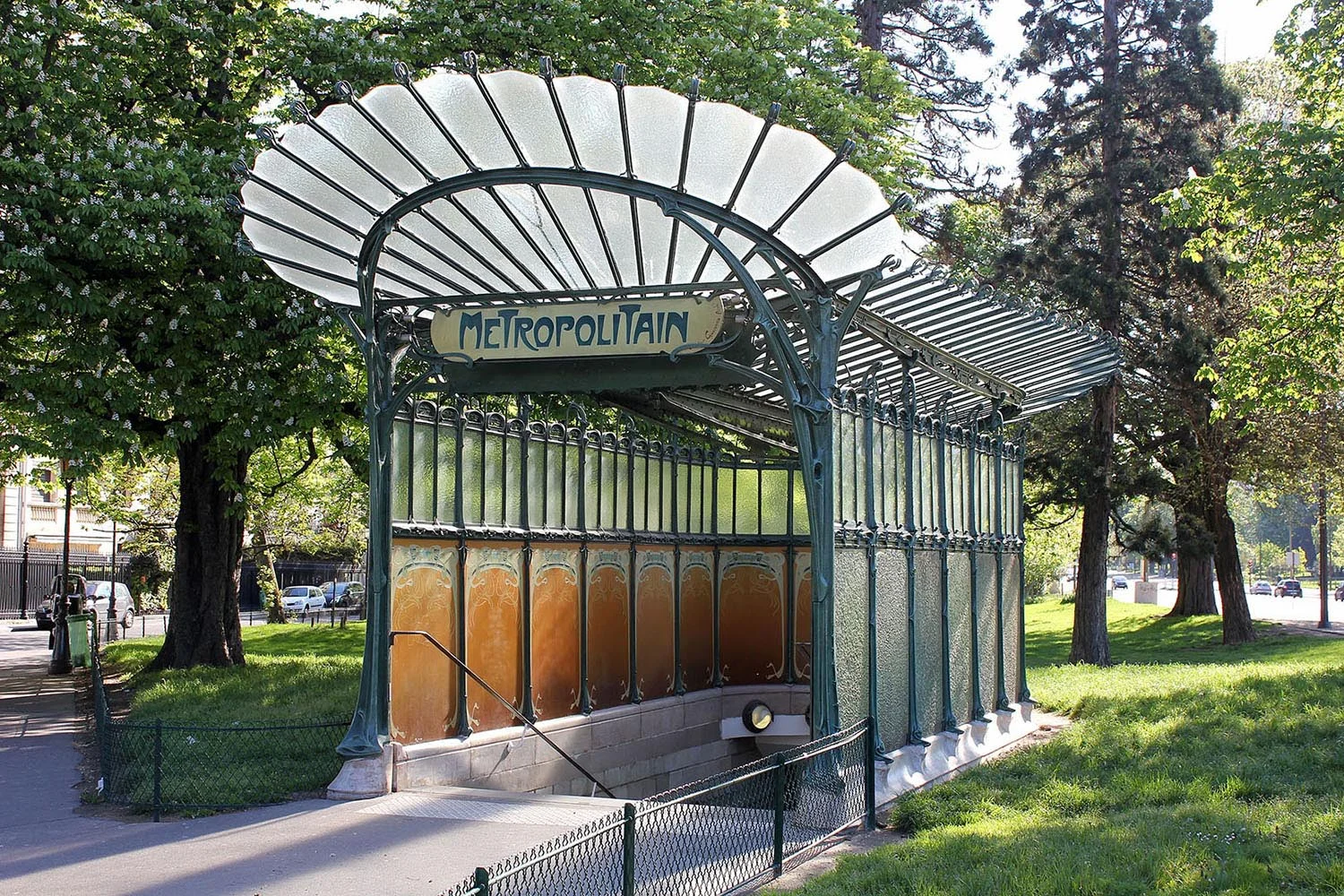 Вестибюль парижской станции метро «Порт-Дофин»