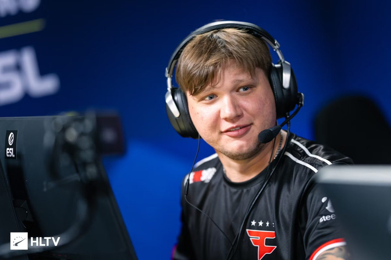 S1mple. Источник: [HLTV](https://www.hltv.org/gallery/view/233085)