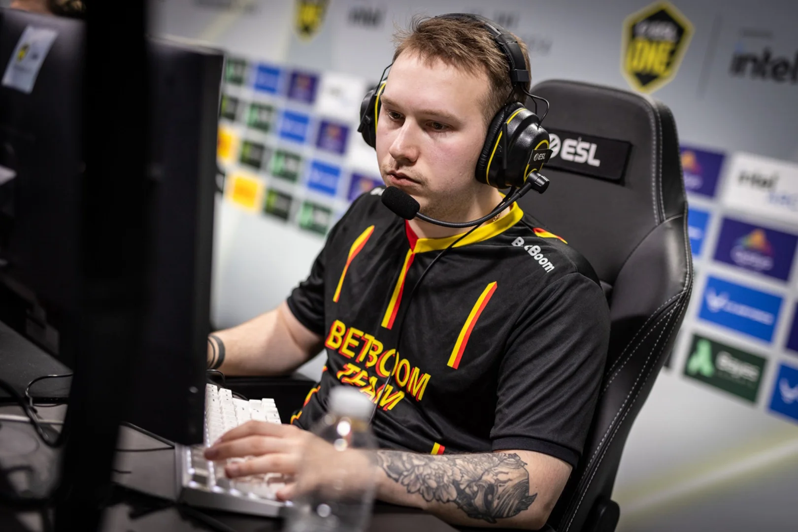 Чем увлекаются звезды Dota 2 вне профессиональной сцены? Любимые игры BetBoom Team