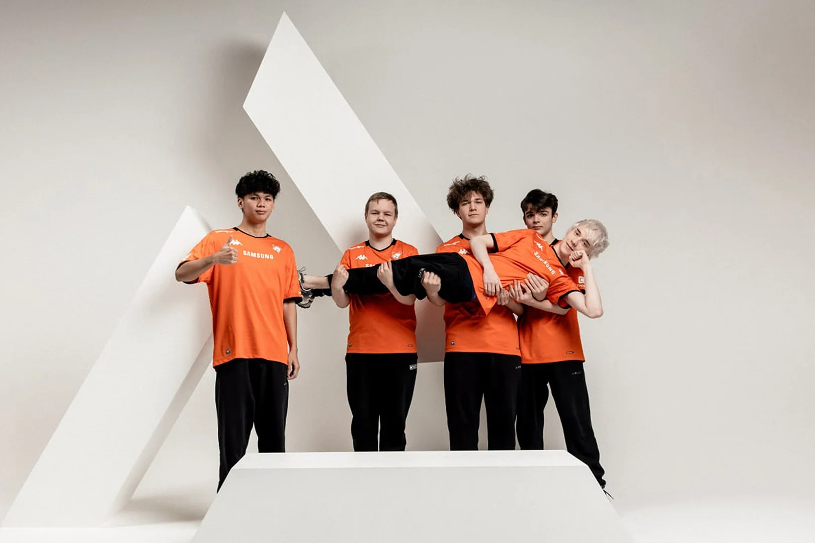 Две команды из нашего региона на мировой арене: как Virtus.pro и Team Spirit покоряли Esports World Cup 2025 в Mobile Legends