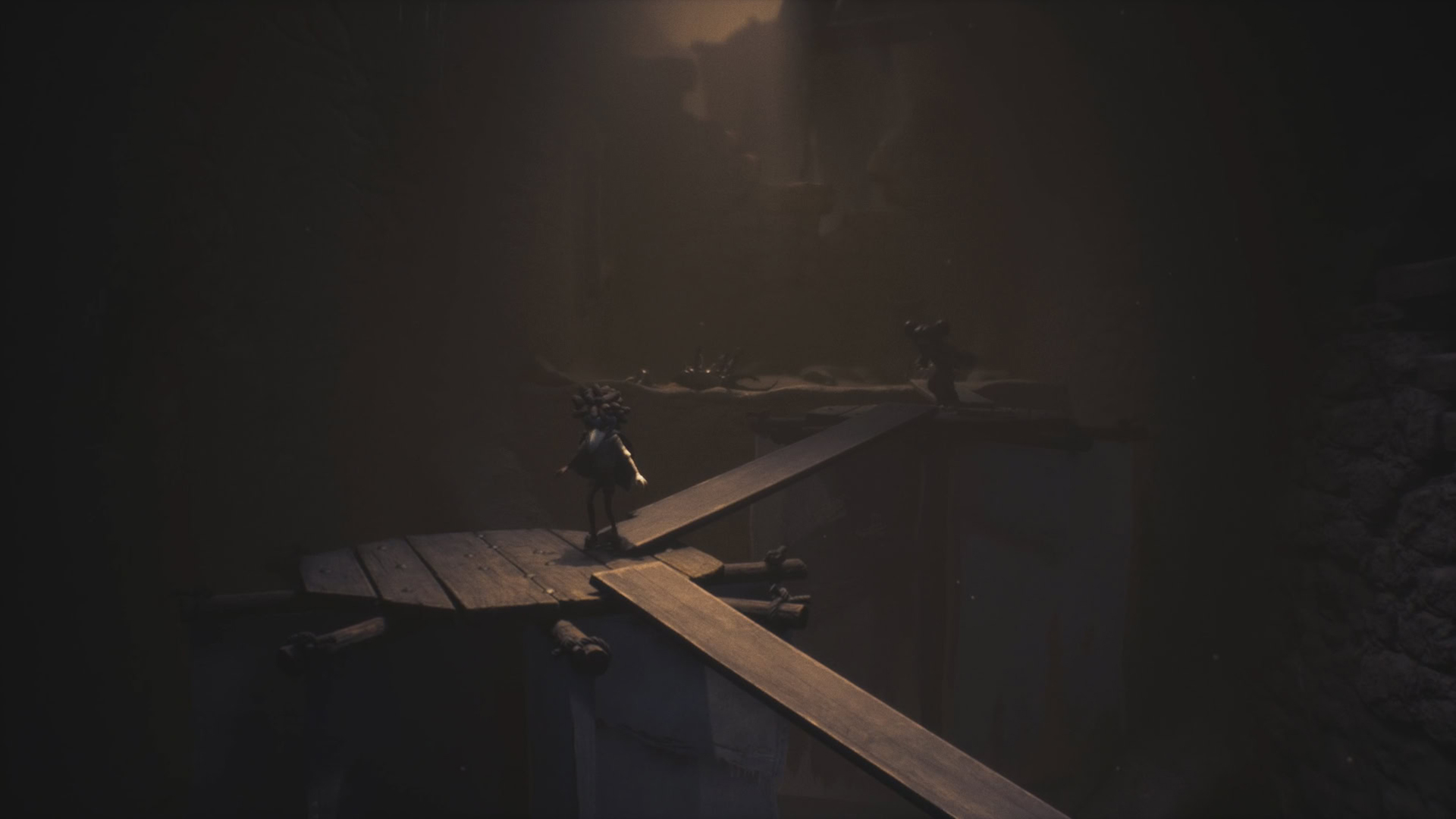 Преодолевать пропасти по тонким мостикам в Little Nightmares 3 придётся очень часто.
Источник: видеоигра Little Nightmares 3