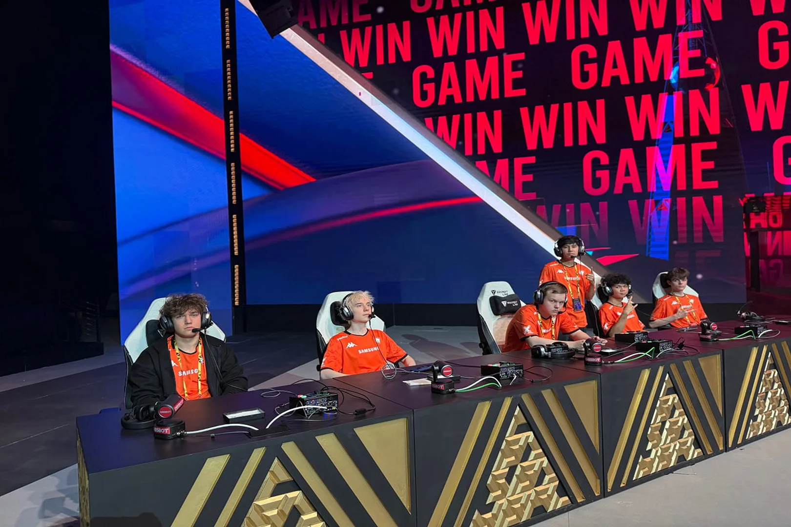 Две команды из нашего региона на мировой арене: как Virtus.pro и Team Spirit покоряли Esports World Cup 2025 в Mobile Legends