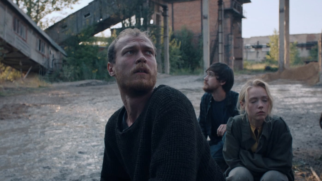 От ростовских подворотен до московских бизнес-центров: лучшие российские сериалы 2022 года - изображение 7 От ростовских подворотен до московских бизнес-центров: лучшие российские сериалы 2022 года - фото 7