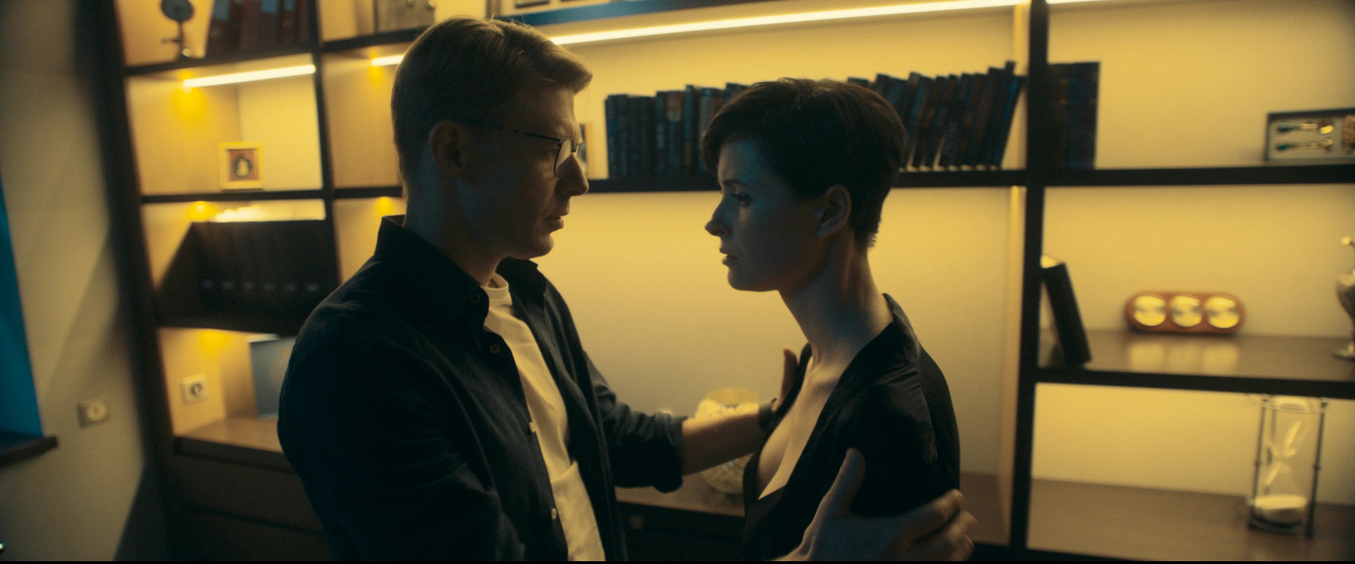 От ростовских подворотен до московских бизнес-центров: лучшие российские сериалы 2022 года - изображение 4 От ростовских подворотен до московских бизнес-центров: лучшие российские сериалы 2022 года - фото 4