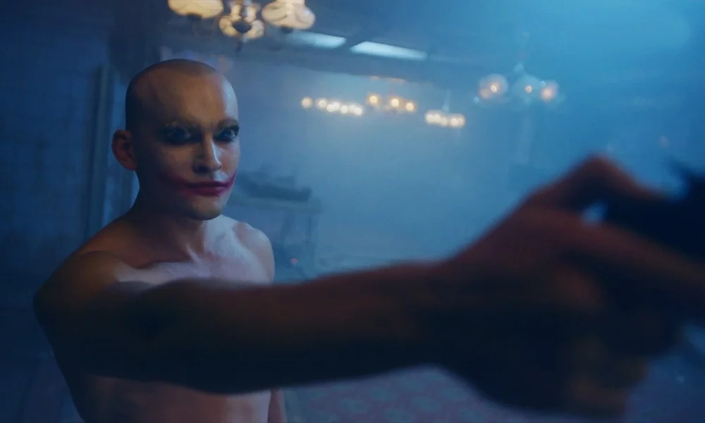 От ростовских подворотен до московских бизнес-центров: лучшие российские сериалы 2022 года - изображение 9 От ростовских подворотен до московских бизнес-центров: лучшие российские сериалы 2022 года - фото 9