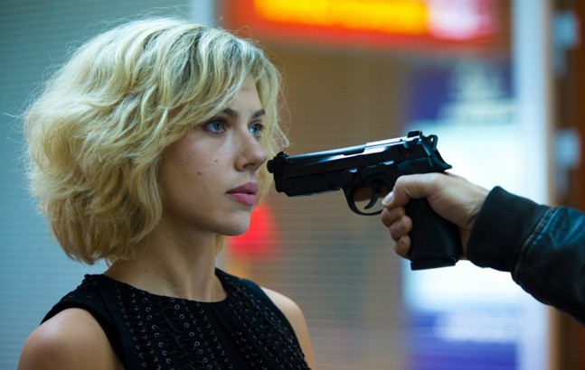 «Люси»: мозг, вещества, стрельба с двух рук - фото 7