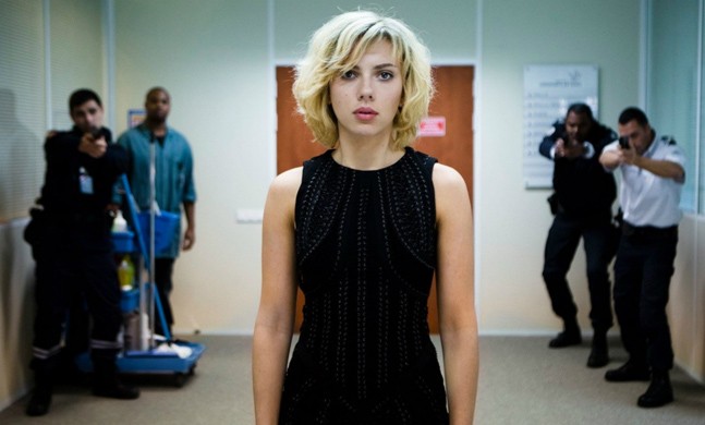 «Люси»: мозг, вещества, стрельба с двух рук - фото 8