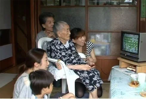 Пенсионный возраст. Бабушки разных стран завоевывают виртуальное пространство - фото 4