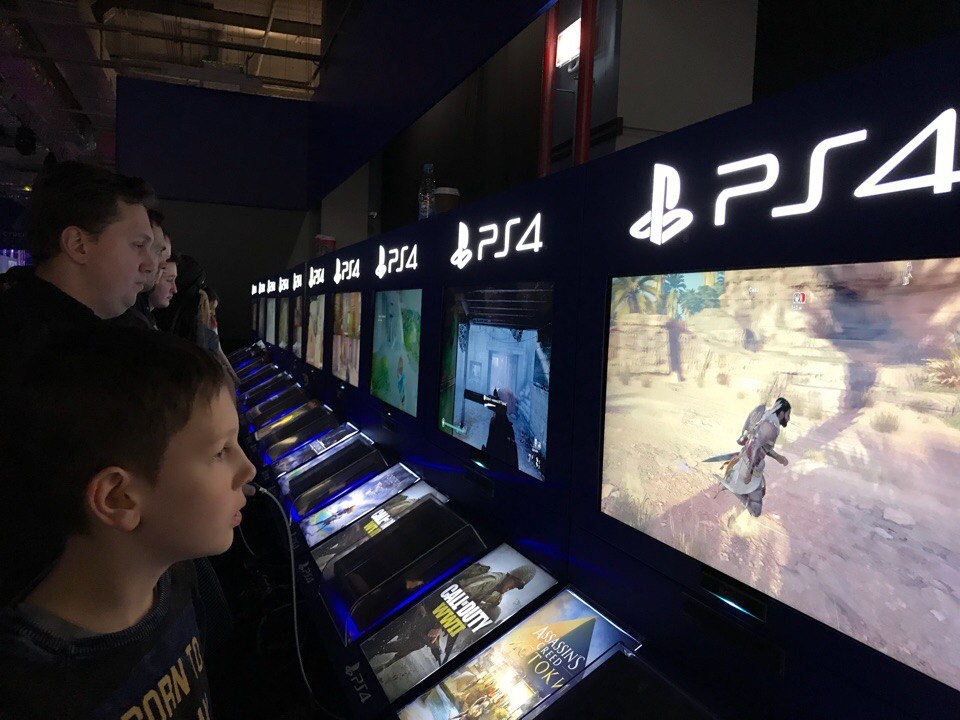 Пять вечеринок PS Plus: VR, косплей и мини-бургеры - изображение 22 Пять вечеринок PS Plus: VR, косплей и мини-бургеры - фото 22
