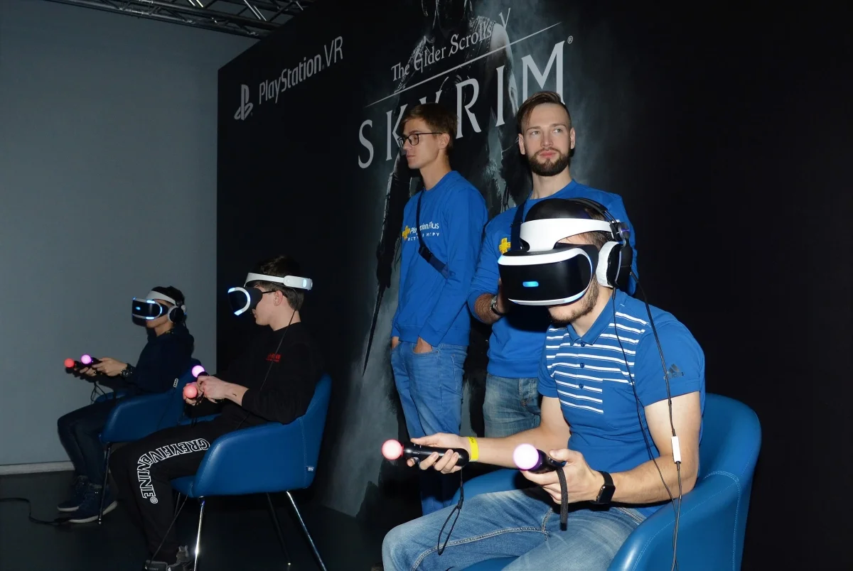 Пять вечеринок PS Plus: VR, косплей и мини-бургеры - фото 15