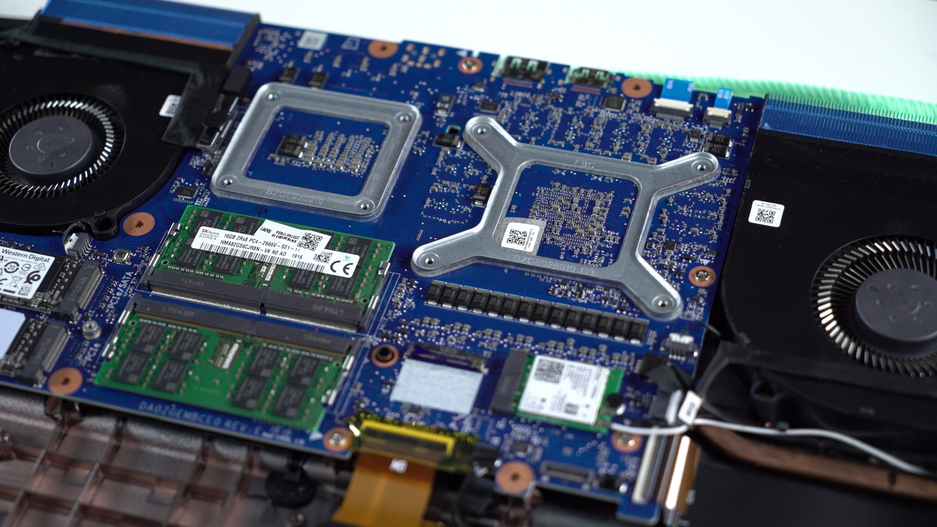 Дорого, но очень интересно. Helios 700 — ноутбук со сдвигающейся клавиатурой, встроенным геймпадом и 8-ядерным Core i9 - фото 10