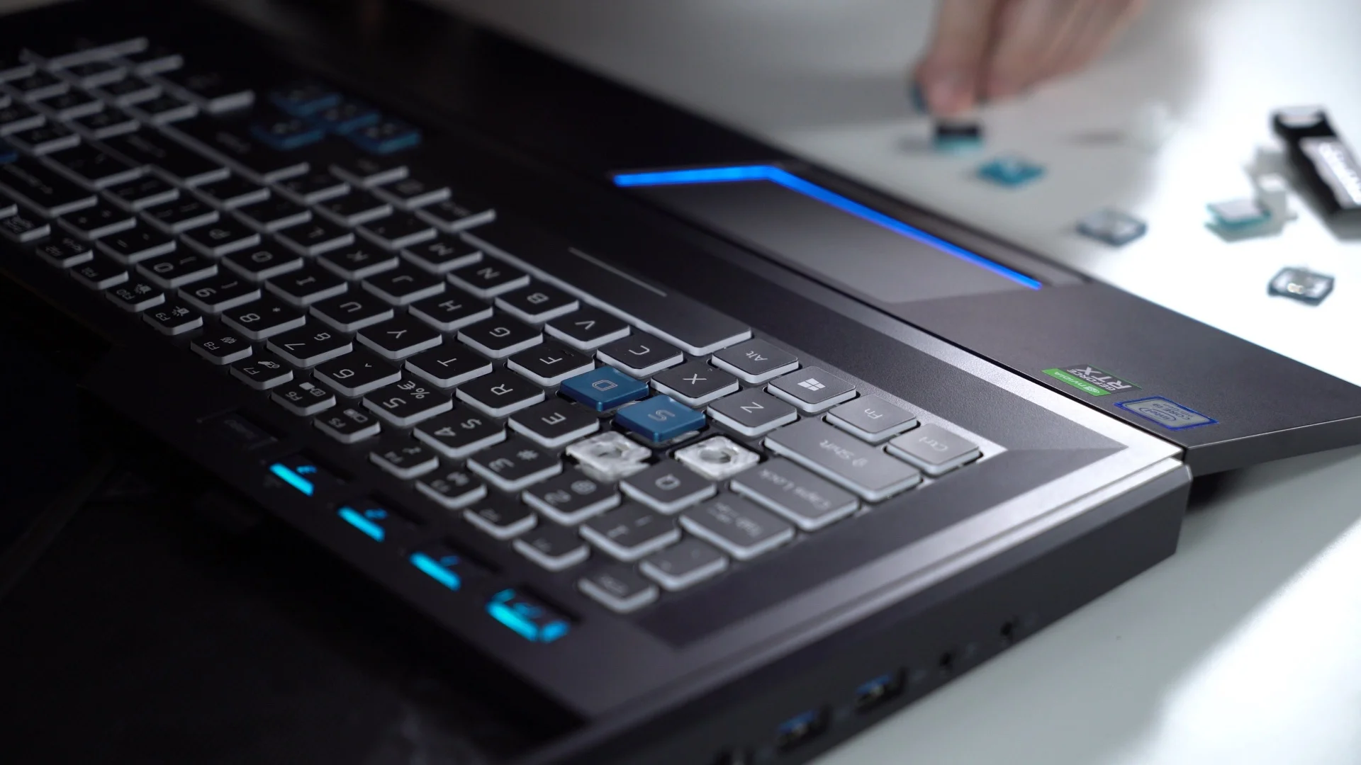 Дорого, но очень интересно. Helios 700 — ноутбук со сдвигающейся клавиатурой, встроенным геймпадом и 8-ядерным Core i9 - фото 1