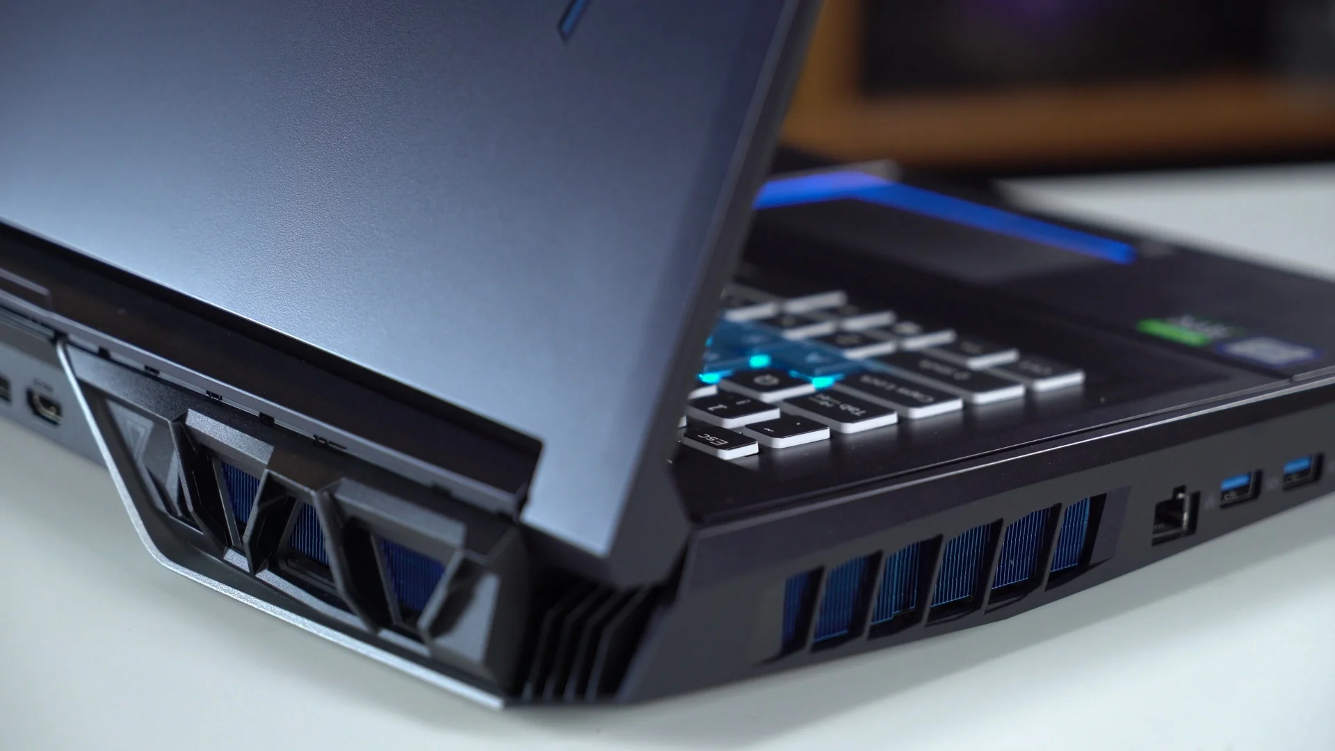 Дорого, но очень интересно. Helios 700 — ноутбук со сдвигающейся клавиатурой, встроенным геймпадом и 8-ядерным Core i9 - фото 9