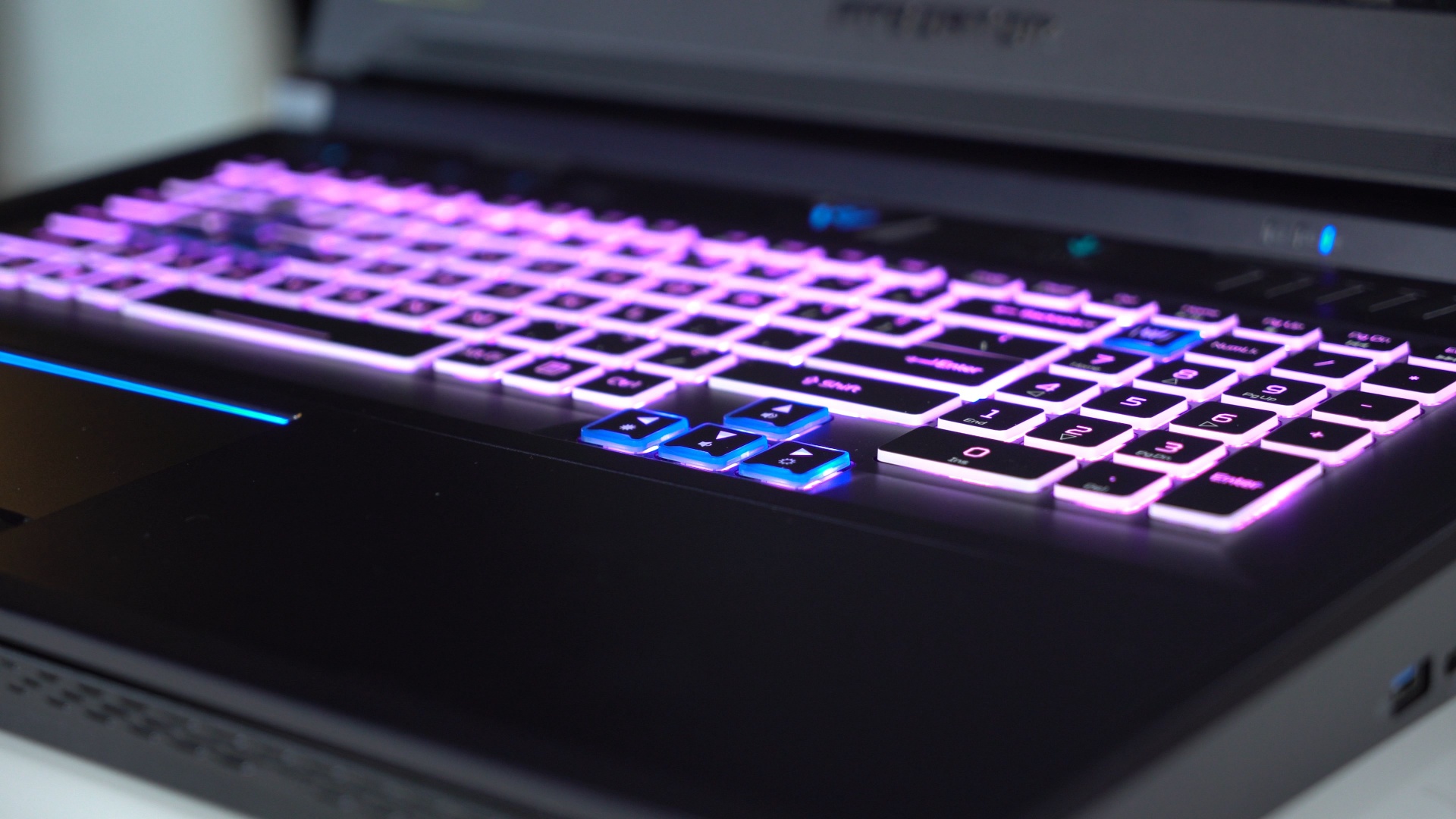 Дорого, но очень интересно. Helios 700 — ноутбук со сдвигающейся клавиатурой, встроенным геймпадом и 8-ядерным Core i9 - фото 4