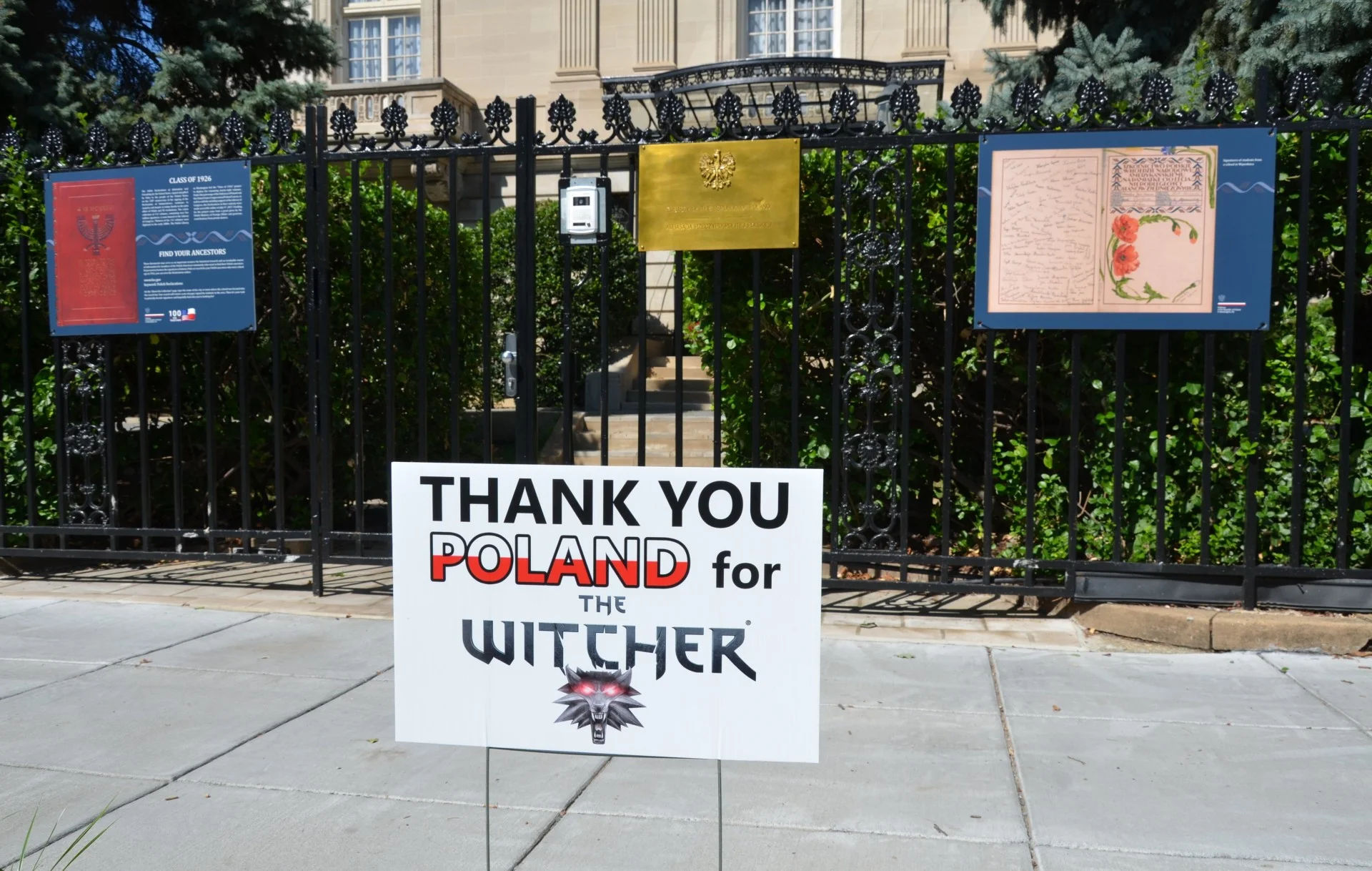 В США у посольства Польши установили табличку с благодарностью за «Ведьмака» - фото 1