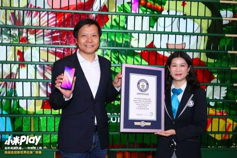 Xiaomi собрала ёлку из тысячи смартфонов Mi Play - фото 1
