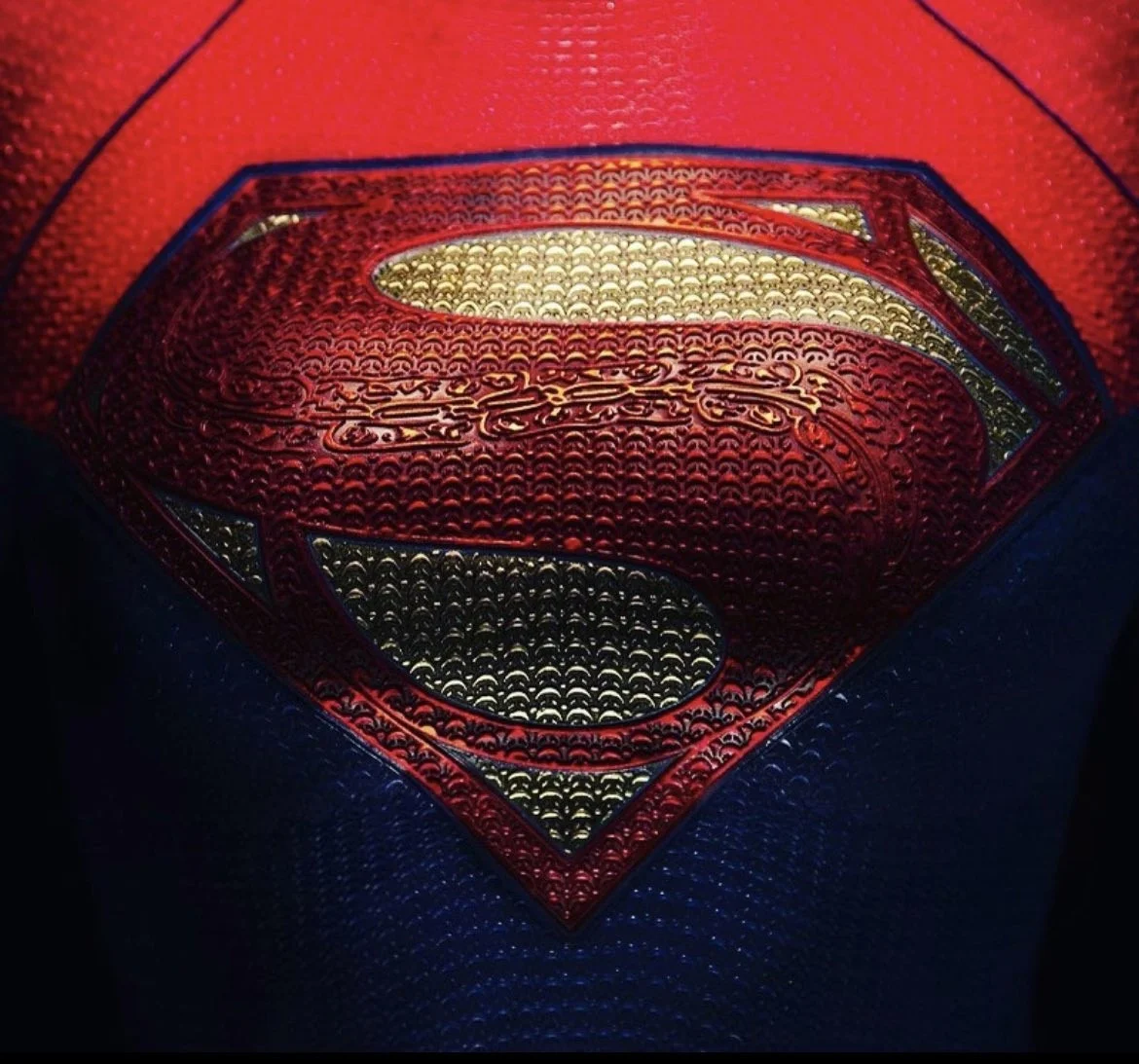 Режиссёр «Флэша» показал логотип костюма Супергёрл из фильма - фото 1