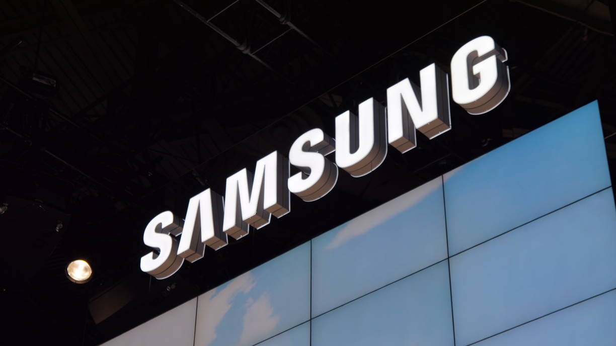 В сети появились первые фото ещё одного складного смартфона Samsung - изображение обложка