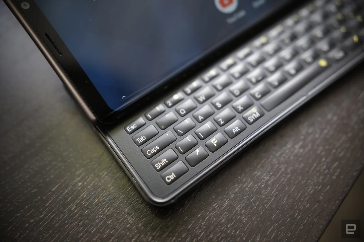 Боковой смартфон-слайдер с QWERTY-клавиатурой показали на MWC 2019 - фото 3