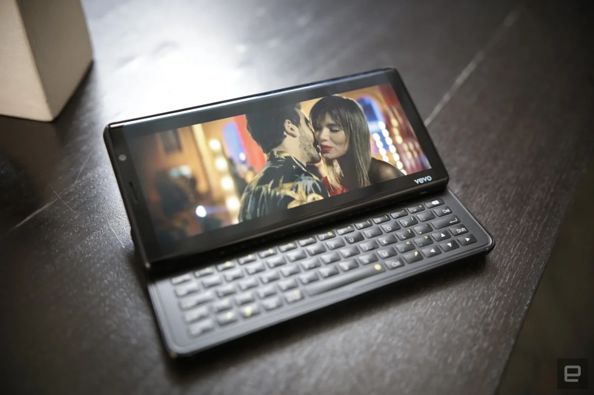 Боковой смартфон-слайдер с QWERTY-клавиатурой показали на MWC 2019 - фото 1