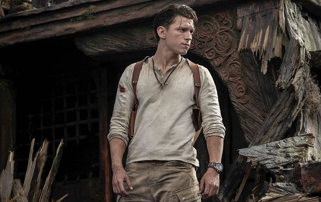 Фото: Том Холланд в образе Нейтана Дрейка из экранизации Uncharted - изображение обложка