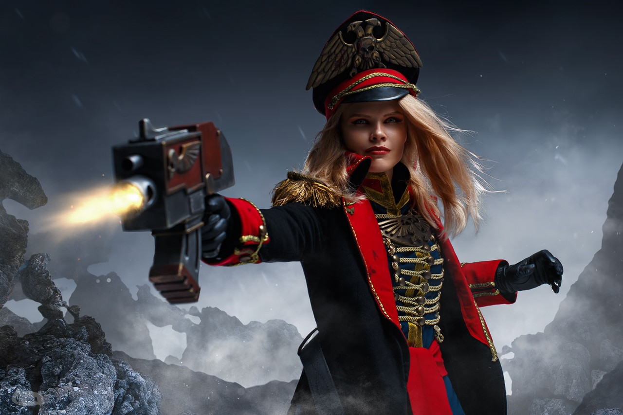Россиянка показала эффектный косплей Commissar из Warhammer 40K - изображение обложка