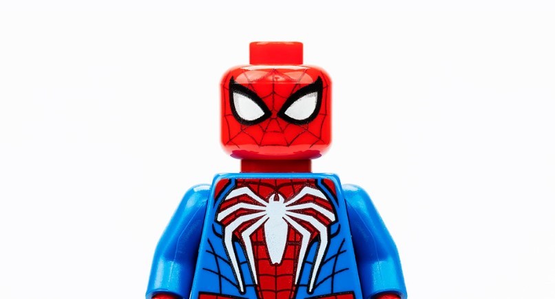 LEGO выпустит фигурку Человека-паука из игры Insomniac - изображение обложка
