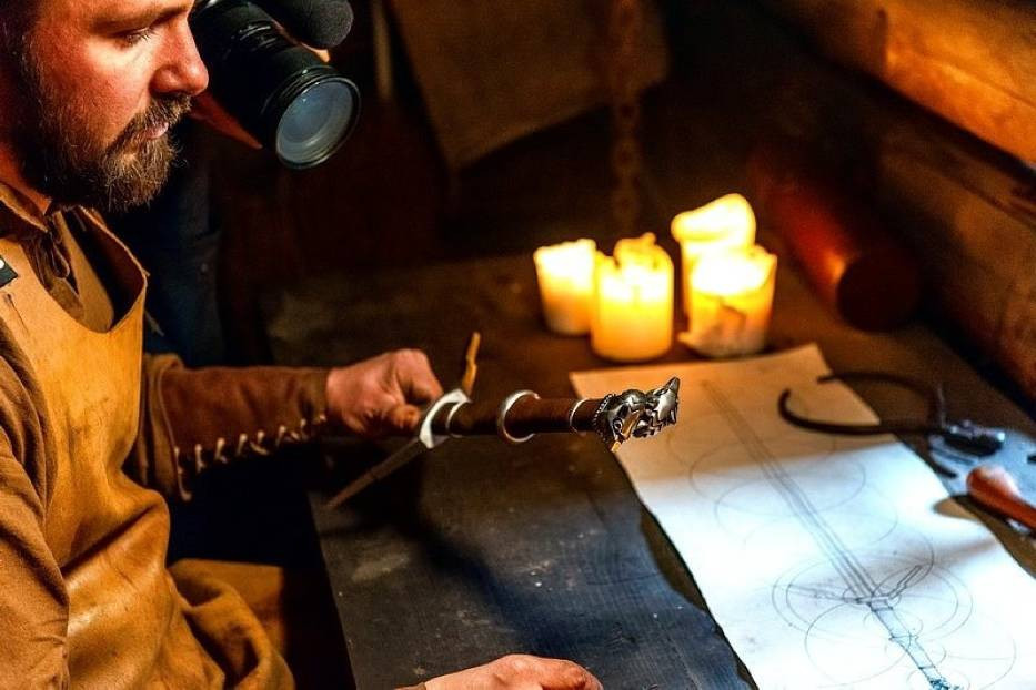 Генри Кавиллу подарят реплику серебряного меча из «Ведьмака 3» - изображение 1 Генри Кавиллу подарят реплику серебряного меча из «Ведьмака 3» - фото 1