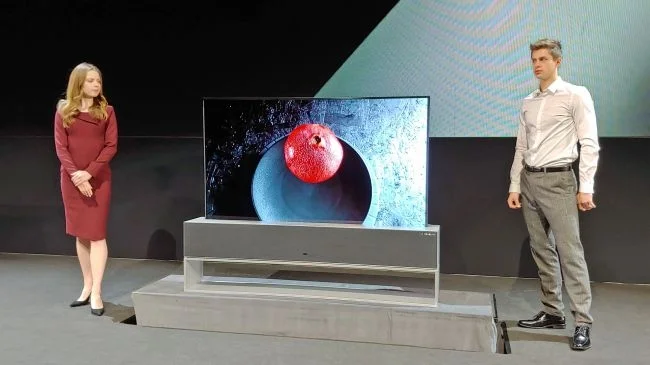 Телевизор LG OLED TV R скручивается внутрь подставки - фото 2