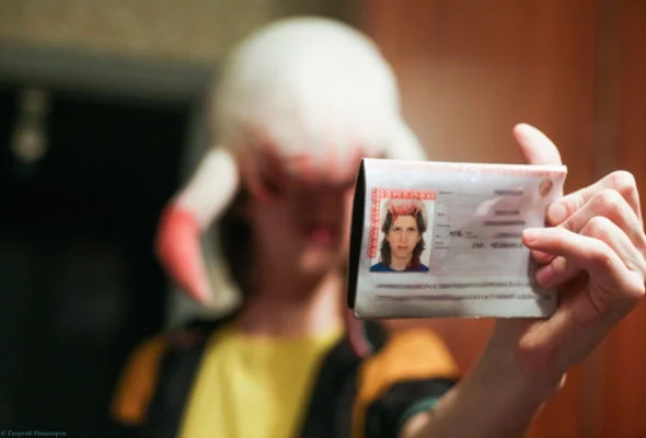 Российский студент сфотографировался на паспорт с хэдкрабом на голове - фото 1