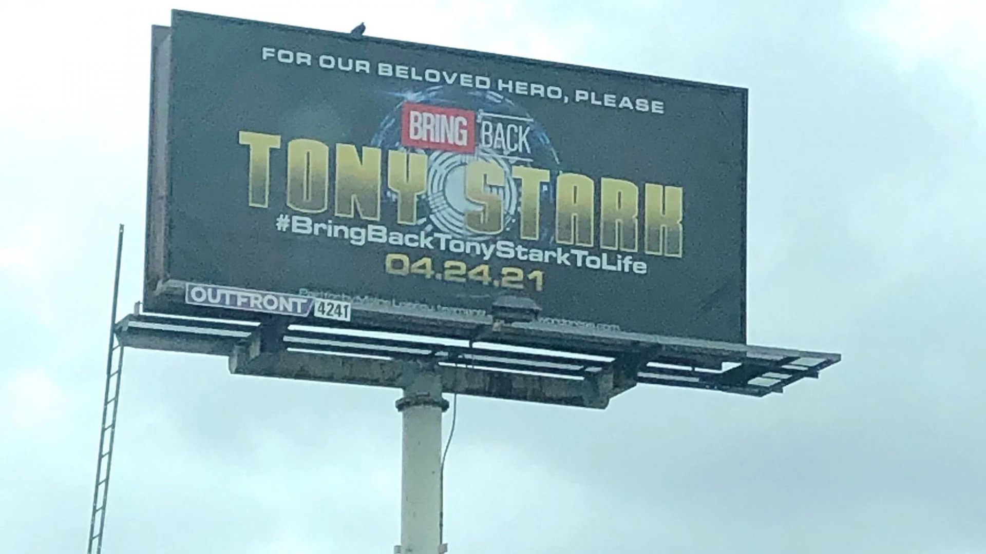 Фанаты Marvel через объявление попросили «воскресить» Тони Старка - фото 1