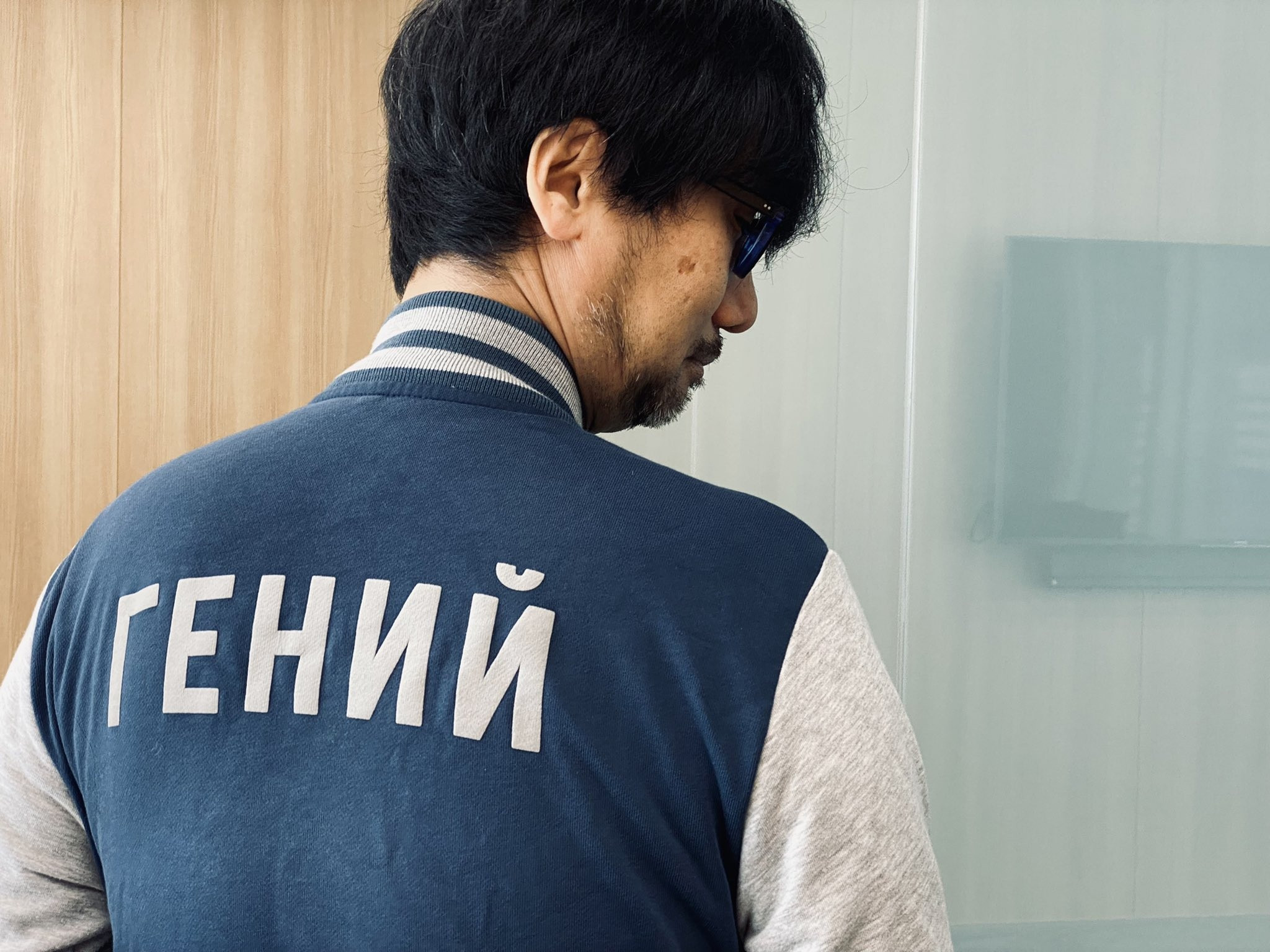 Хидео Кодзима снова примерил бомбер «ВКонтакте» с подписью «Гений» - изображение обложка