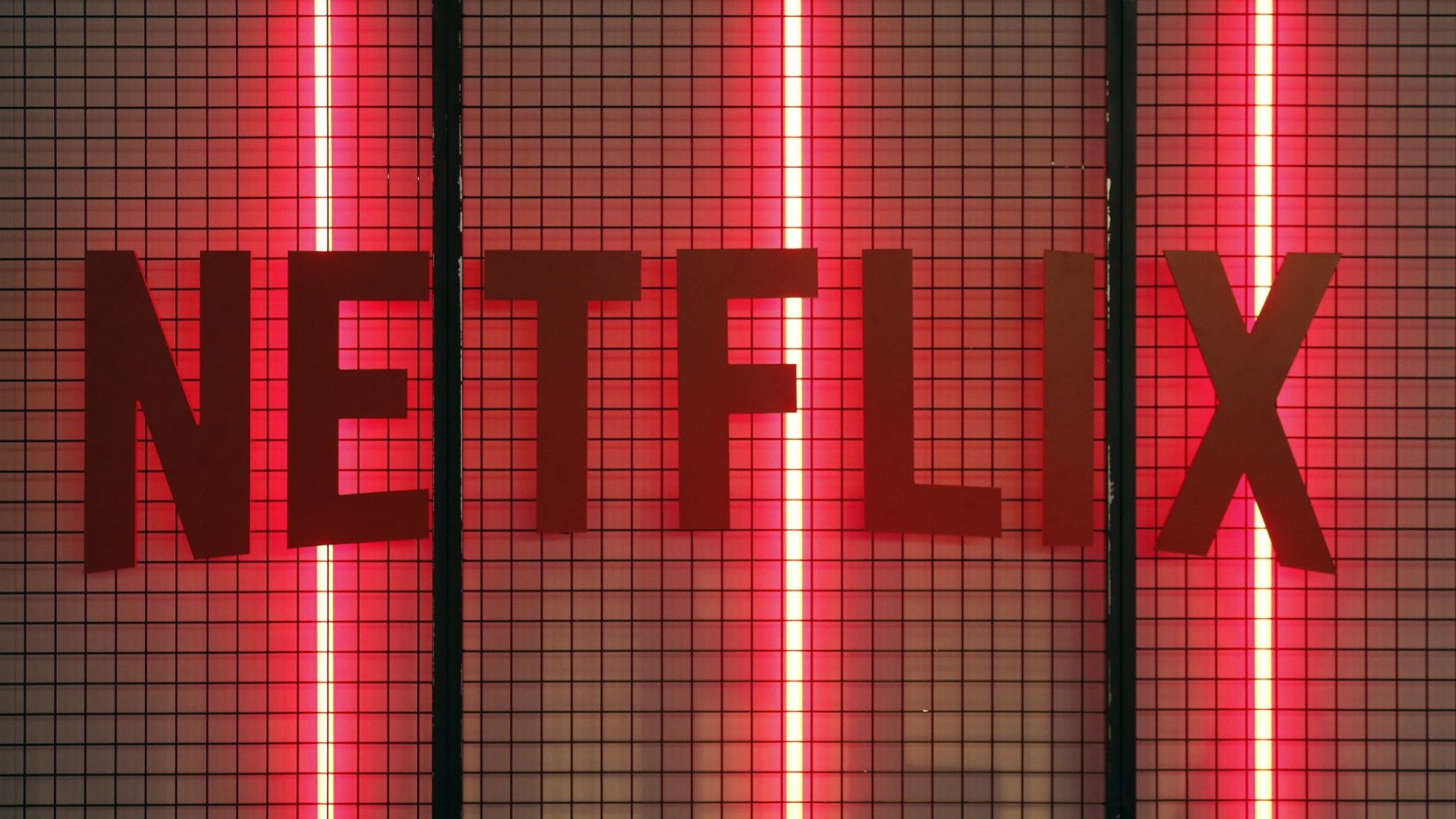 В октябре Netflix получит интерфейс на русском языке и цены в рублях - изображение обложка