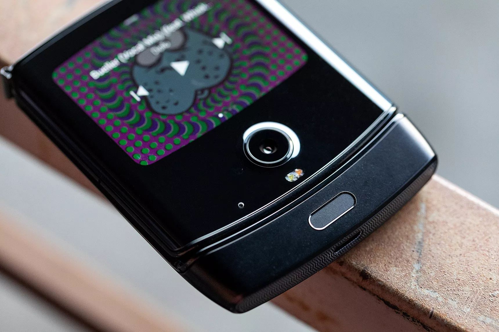Складной смартфон Motorola RAZR c гибким экраном представлен официально - изображение обложка