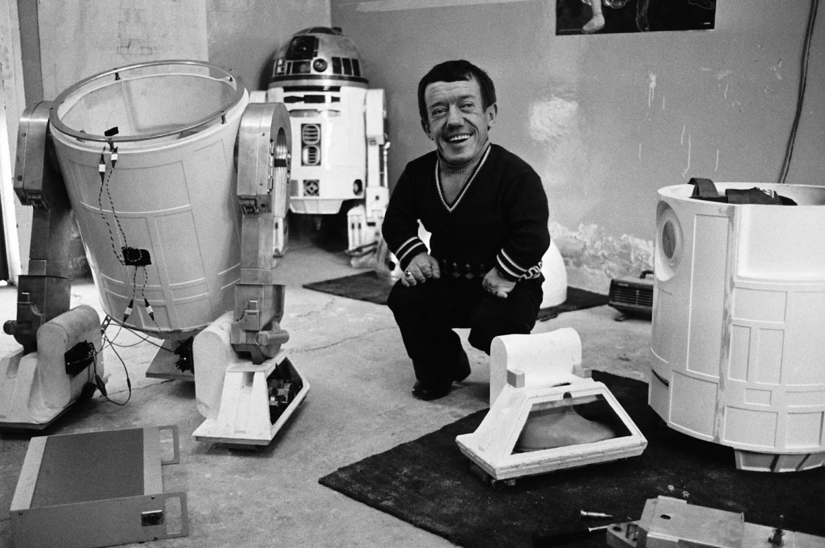 Не стало актера Кенни Бейкера, исполнителя роли R2-D2 - фото 1