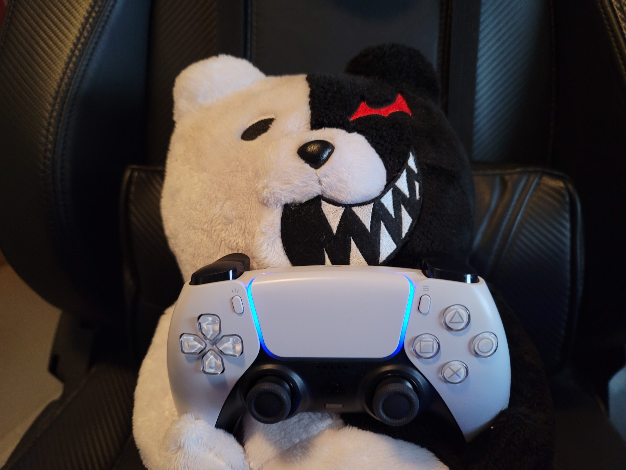 Владельцы PS5 ощутили улучшенную вибрацию в играх для PS4 после свежего апдейта - изображение обложка