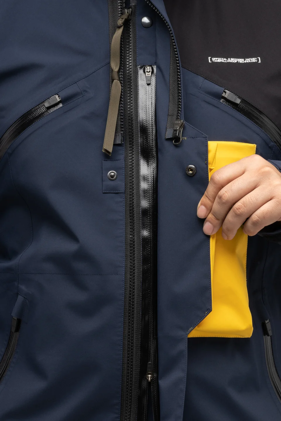Немецкий бренд представил куртку в стиле Death Stranding за 140 тысяч рублей - фото 8