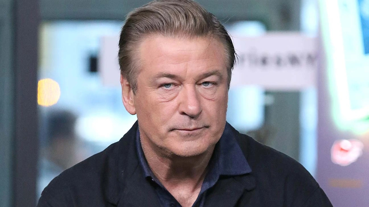 Алек Болдуин убил оператора картины «Ржавчина» холостым патроном - изображение обложка