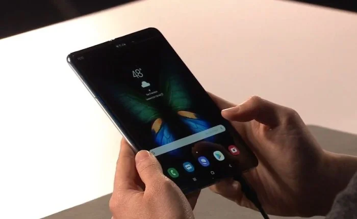 Samsung представила смартфон со складным дисплеем Galaxy Fold - фото 2